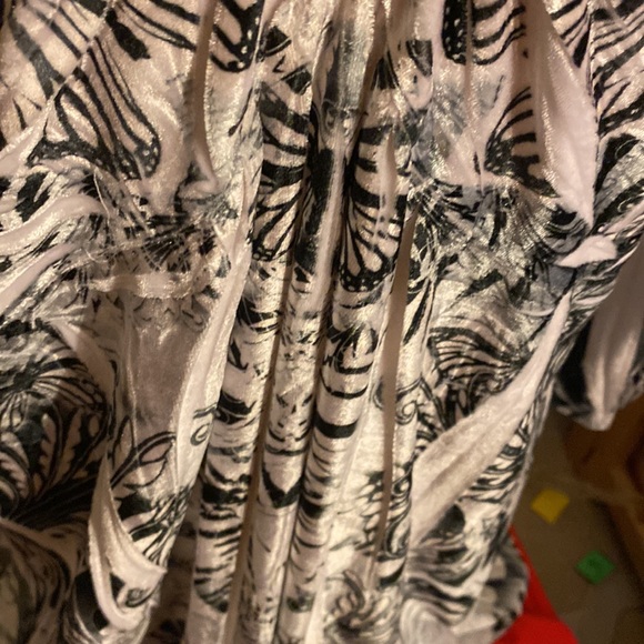 Live and let live velvet v-neck top with sequins size 1X - Picture 4 of 13